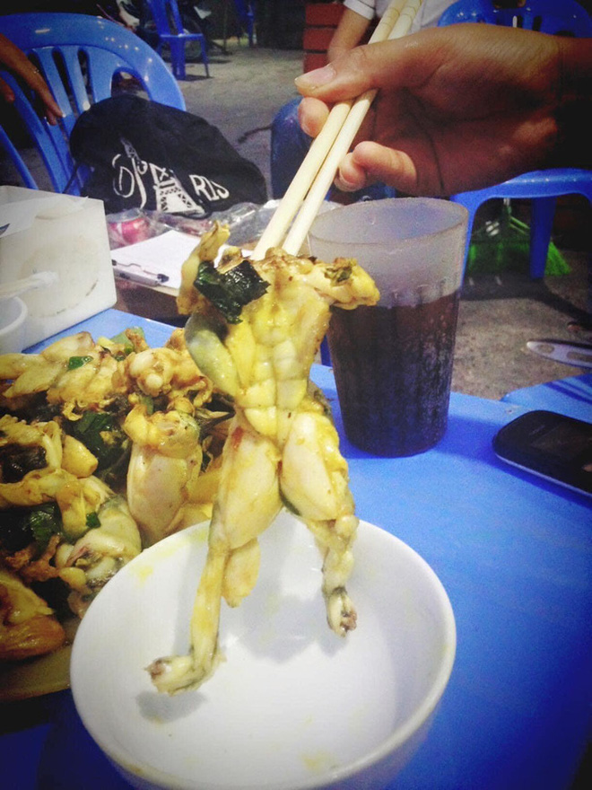 Tranh cãi dữ dội về cảnh hành hạ con ếch khi ăn lẩu: Ăn thì không ăn luôn đi sao phải trêu đùa thế?-1