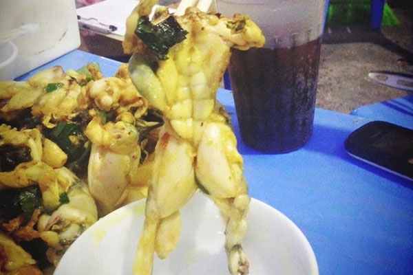 Ăn chè heo quay bột lọc Huế, 3 cô gái phải nhè vội vàng vì không thể ăn nổi khiến dân mạng tranh luận trái chiều-4