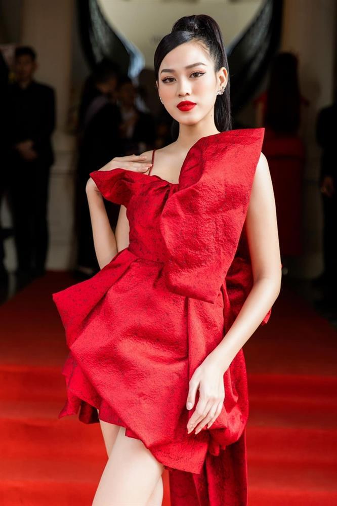 Netizen than vãn về gu thời trang của Đỗ Thị Hà: Khi nào hoa mới nở?-5