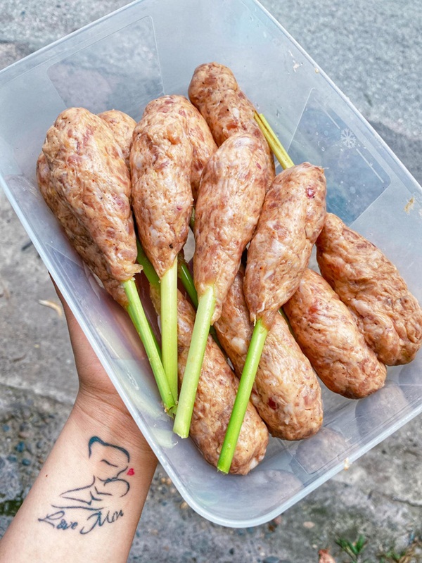 Nhà có nồi chiên không dầu thêm vài ba bước đơn giản là cuối tuần có ngay món nem lụi ngon miễn chê, cần gì phải ra hàng nữa chị em ơi!-3