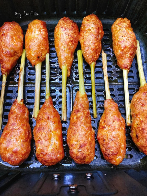 Nhà có nồi chiên không dầu thêm vài ba bước đơn giản là cuối tuần có ngay món nem lụi ngon miễn chê, cần gì phải ra hàng nữa chị em ơi!-4