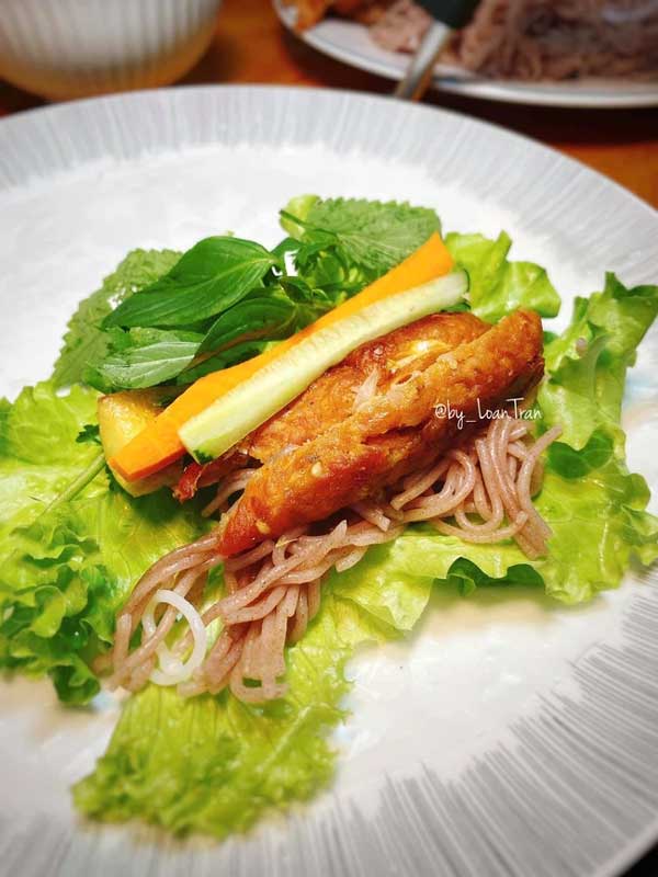 Nhà có nồi chiên không dầu thêm vài ba bước đơn giản là cuối tuần có ngay món nem lụi ngon miễn chê, cần gì phải ra hàng nữa chị em ơi!-7