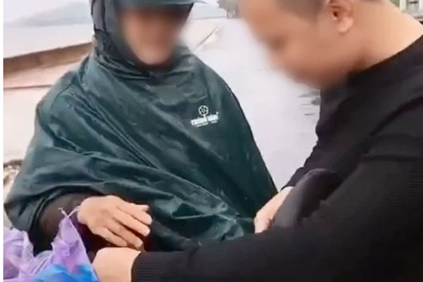 Bóc mẽ cua biển Đồ Sơn bị cột dây gian lận nhưng nhóm bạn trẻ lại khiến không ít người phẫn nộ vì hành động kém duyên với người dân-2