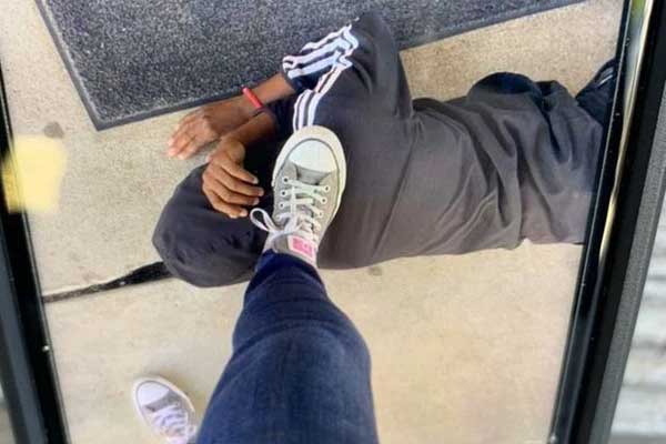 Thấy học trò đang say giấc, thầy giáo có hành động khiến lũ nhỏ xung quanh ghen tị vì bạn mình quả là số hưởng-2