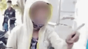 Vụ 2 mẹ con bị tạt chất bẩn: Xuất hiện clip chủ nợ đến tận trường học của bé trai đe dọa-1