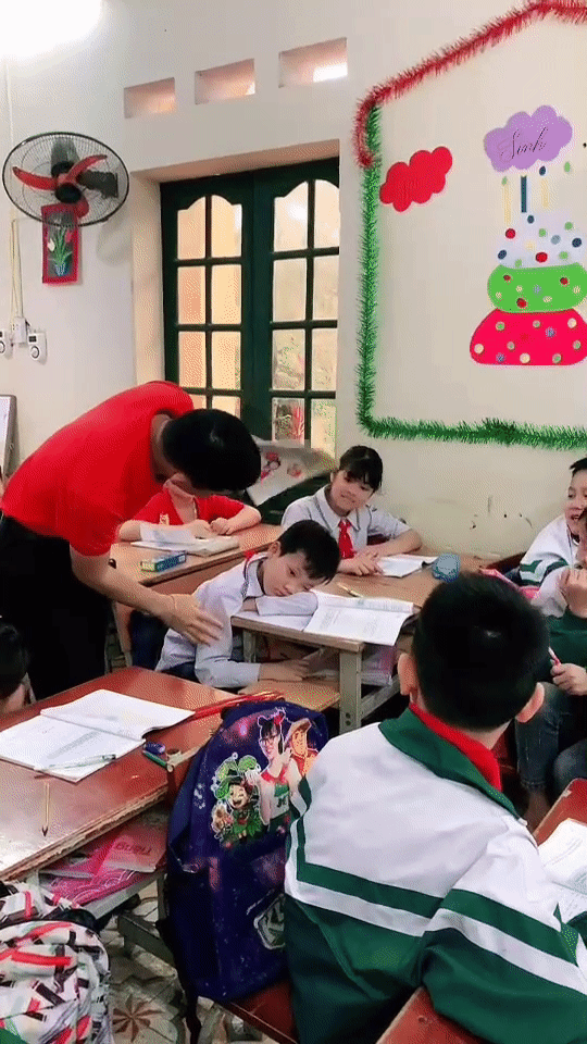 Thấy học trò đang say giấc, thầy giáo có hành động khiến lũ nhỏ xung quanh ghen tị vì bạn mình quả là số hưởng-1