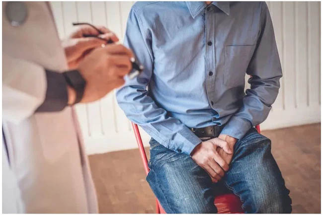 Học theo youtube, 2 người đàn ông tự tiêm kem vào của quý cho to lên, kết quả sau đó dở khóc dở cười-1