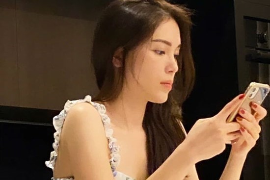 Con trai tỷ phú Johnathan chụp lén bạn gái, nhan sắc thế nào mà nàng dám đăng lên Instagram?