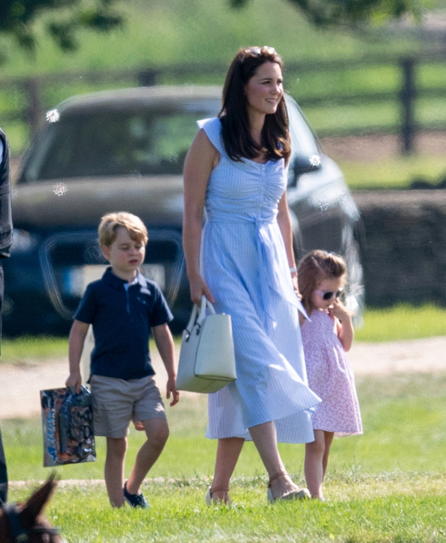 Sau một loạt cử chỉ tinh tế trong tang lễ hoàng gia, Công nương Kate xuất hiện cùng 3 con nhỏ và ghi điểm với cách ứng xử tuyệt vời-2