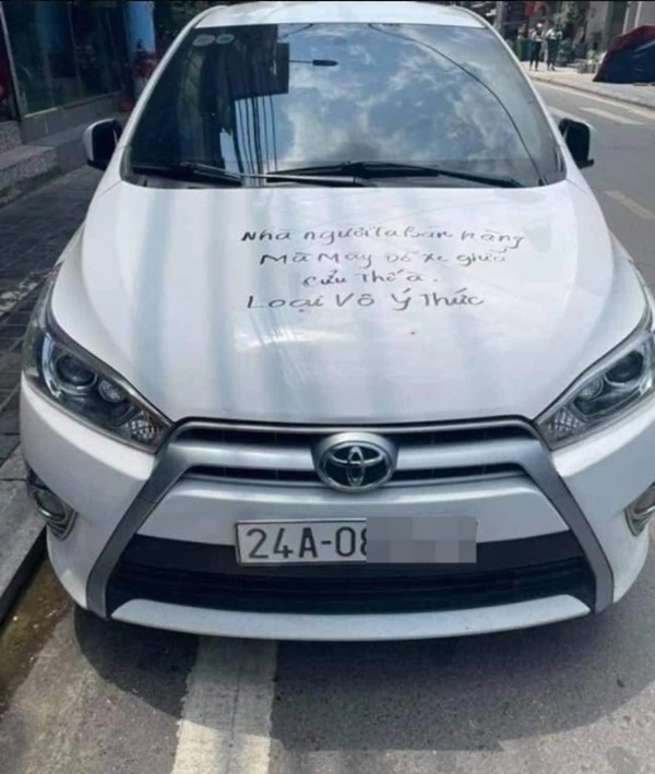 Đỗ xe dưới lòng đường, tài xế méo mặt khi bị chủ cửa hàng viết chữ đầy xe chửi xéo-1