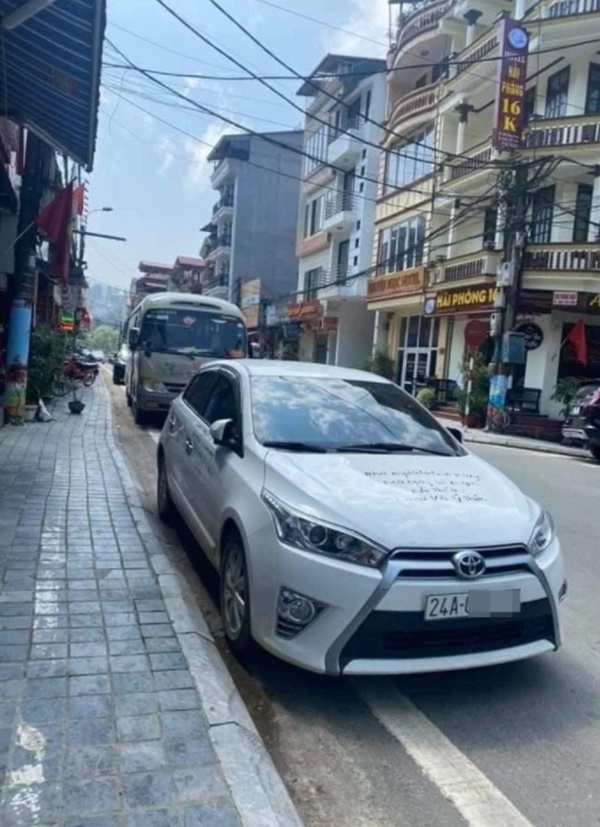 Đỗ xe dưới lòng đường, tài xế méo mặt khi bị chủ cửa hàng viết chữ đầy xe chửi xéo-3