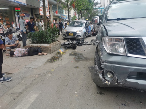 Hà Nội: Xe bán tải mất lái đâm liên hoàn 3 ô tô, 2 xe máy-1