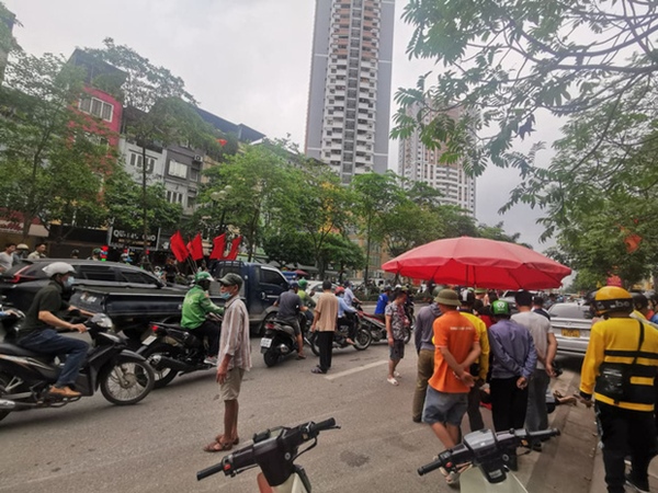 Hà Nội: Xe bán tải mất lái đâm liên hoàn 3 ô tô, 2 xe máy-7