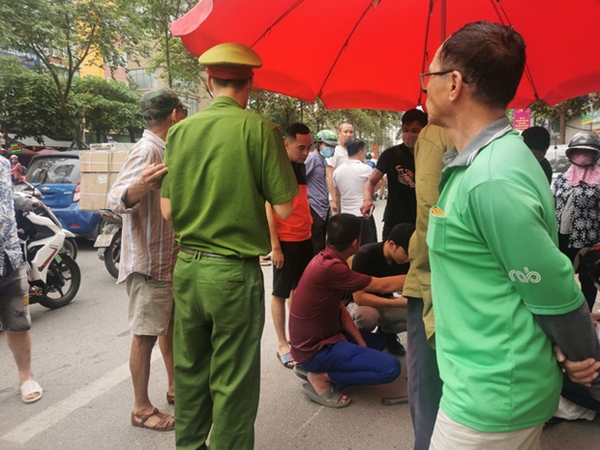 Hà Nội: Xe bán tải mất lái đâm liên hoàn 3 ô tô, 2 xe máy-8