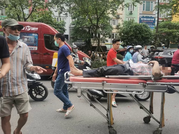 Hà Nội: Xe bán tải mất lái đâm liên hoàn 3 ô tô, 2 xe máy-9