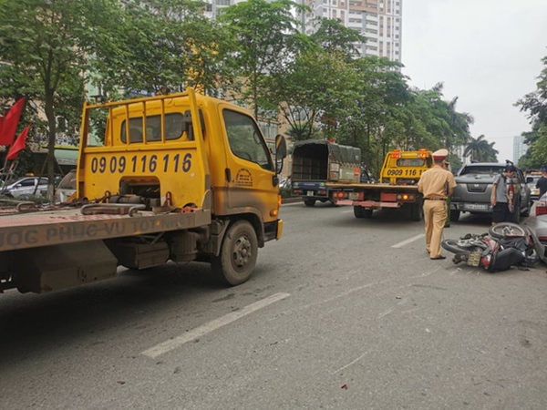 Hà Nội: Xe bán tải mất lái đâm liên hoàn 3 ô tô, 2 xe máy-11