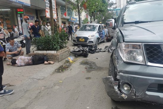 Hà Nội: Xe bán tải mất lái đâm liên hoàn 3 ô tô, 2 xe máy