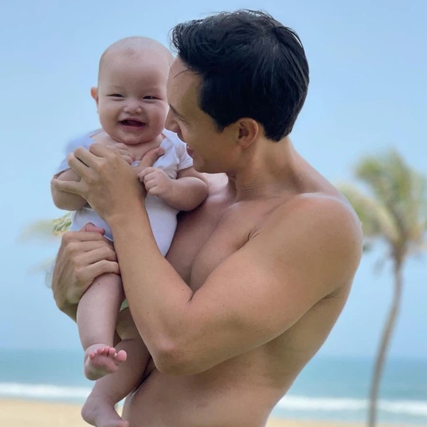 Kim Lý khoe body gợi cảm nhưng nào ngờ lại bị biểu cảm của cậu nhóc Leon chiếm hết spotlight-1