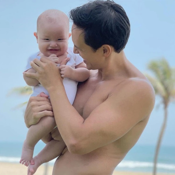 Kim Lý khoe body gợi cảm nhưng nào ngờ lại bị biểu cảm của cậu nhóc Leon chiếm hết spotlight-2