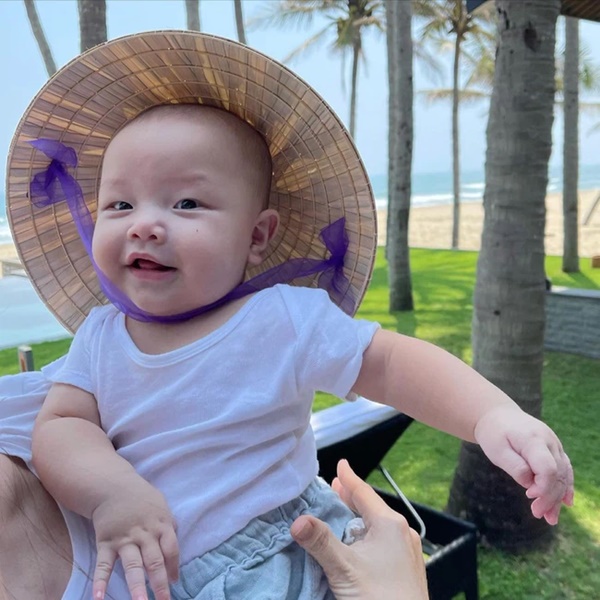 Kim Lý khoe body gợi cảm nhưng nào ngờ lại bị biểu cảm của cậu nhóc Leon chiếm hết spotlight-4