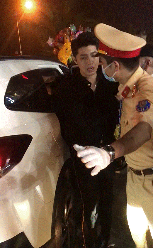 Xôn xao clip công an dẫn Noo Phước Thịnh đi giữa đám đông nhưng sự thật lại khiến dân tình ngã ngửa-1