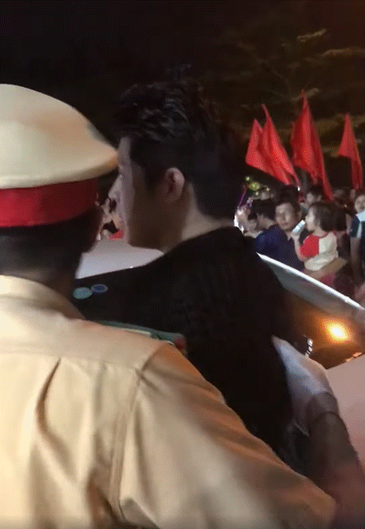 Xôn xao clip công an dẫn Noo Phước Thịnh đi giữa đám đông nhưng sự thật lại khiến dân tình ngã ngửa-2
