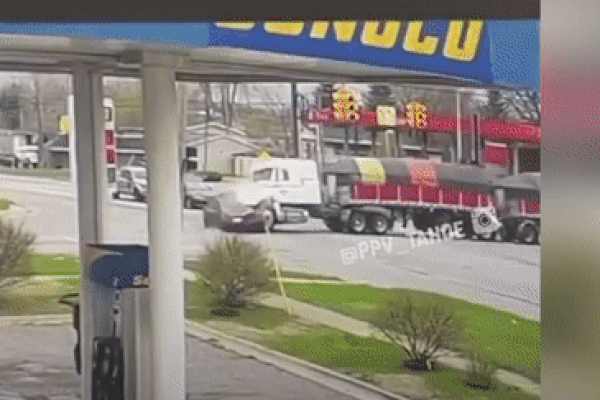 Video: Vượt đèn đỏ, xe hơi bị xe đầu kéo tông bay hàng chục mét