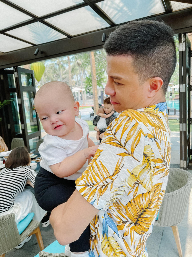 Bất ngờ trước hình ảnh đời thực của cậu nhóc Leon, liệu có giống như ảnh mẹ Hồ Ngọc Hà vẫn hay khoe?-1