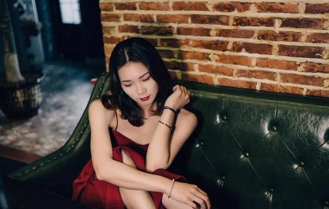 Cuối tuần rủ bạn về nhà chơi, cô đồng nghiệp cứ nhìn chằm chằm ảnh cưới của vợ chồng tôi rồi bỗng thốt ra một câu điếng người-1