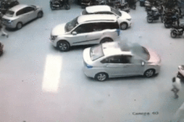 Thoát chết thần kỳ khi cả mái nhà đổ sập xuống đầu