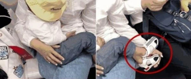 Cậu bé làm đổ hộp sữa chua lênh láng trên sàn tàu, câu nói của ông bố khiến người xung quanh ngỡ ngàng-2