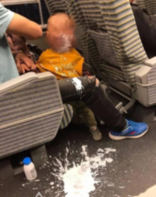 Cậu bé làm đổ hộp sữa chua lênh láng trên sàn tàu, câu nói của ông bố khiến người xung quanh ngỡ ngàng-1