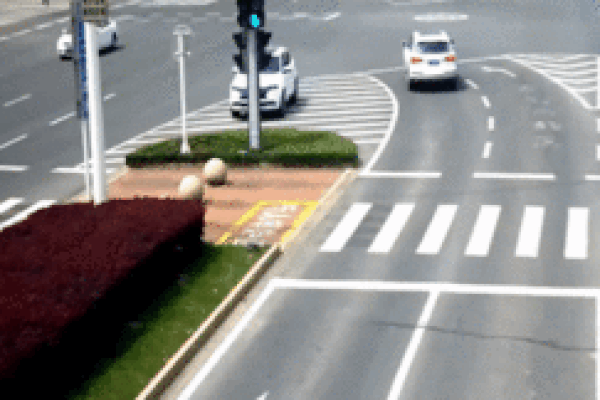 Tài xế buồn ngủ, lái xế hộp tông vào cột điện rồi lộn vòng