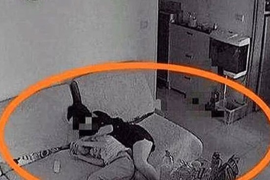 Bố mẹ hí hửng vì con trai rủ bạn đến nhà làm bài tập, nhưng cảnh tượng khi kiểm tra camera khiến cả hai chết lặng