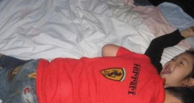 Bố mẹ hí hửng vì con trai rủ bạn đến nhà làm bài tập, nhưng cảnh tượng khi kiểm tra camera khiến cả hai chết lặng-3