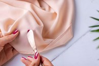 Vết sơn móng tay dính trên quần áo dù cứng đầu đến mấy cũng bị loại bỏ ngay nếu áp dụng mẹo hay này