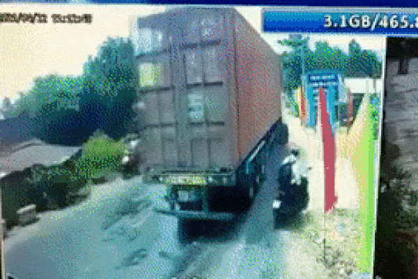 Clip: Xe máy SH bỗng nhiên bốc cháy ngùn ngụt trên cầu Nhật Tân, khổ chủ thất thần đứng nhìn mà không thể làm gì-2