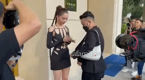 Ngọc Trinh liên tục lấy tay chỉnh sửa che chắn sợ lộ hàng” khi diện váy cắt xẻ hiểm, xuất hiện bên Rolls-Royce giữa lùm xùm với Nathan Lee-1