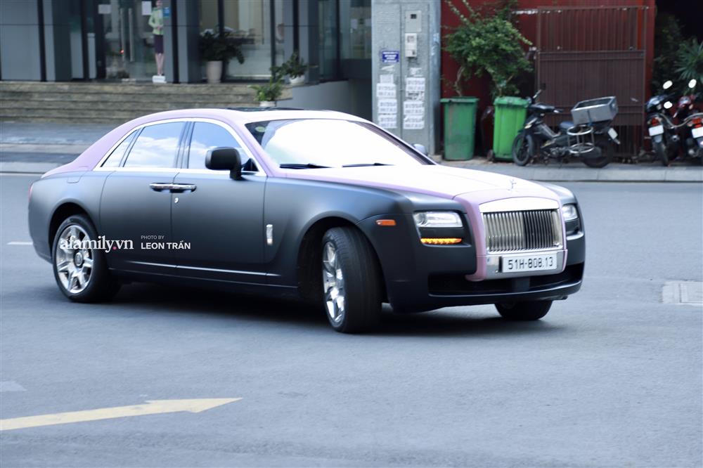 Ngọc Trinh liên tục lấy tay chỉnh sửa che chắn sợ lộ hàng” khi diện váy cắt xẻ hiểm, xuất hiện bên Rolls-Royce giữa lùm xùm với Nathan Lee-3