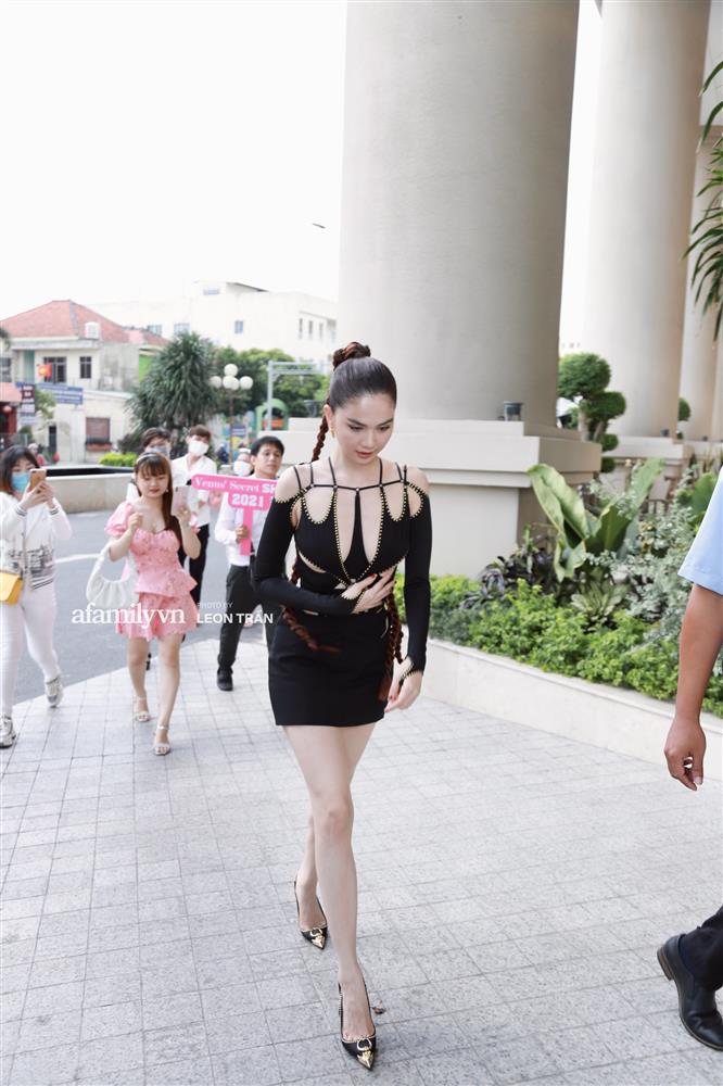 Ngọc Trinh liên tục lấy tay chỉnh sửa che chắn sợ lộ hàng” khi diện váy cắt xẻ hiểm, xuất hiện bên Rolls-Royce giữa lùm xùm với Nathan Lee-5