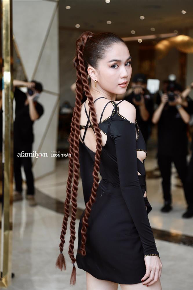 Ngọc Trinh liên tục lấy tay chỉnh sửa che chắn sợ lộ hàng” khi diện váy cắt xẻ hiểm, xuất hiện bên Rolls-Royce giữa lùm xùm với Nathan Lee-9