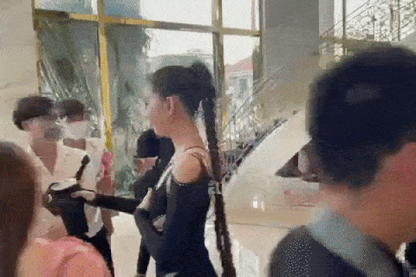 Ngọc Trinh liên tục lấy tay chỉnh sửa che chắn sợ “lộ hàng” khi diện váy cắt xẻ hiểm, xuất hiện bên Rolls-Royce giữa lùm xùm với Nathan Lee