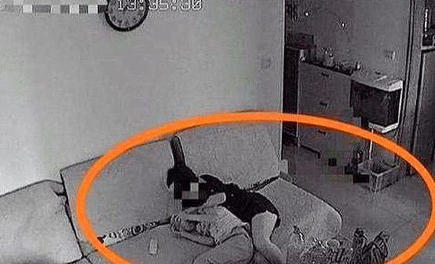 Bố mẹ hí hửng vì con trai rủ bạn đến nhà làm bài tập, nhưng cảnh tượng khi kiểm tra camera khiến cả hai chết lặng-2