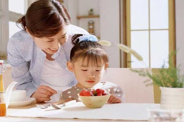 Đứa trẻ vụt chạy ra đường, mẹ nổi giận tát con té bật ngửa: Giáo dục bằng đòn roi sẽ gây ra tác động tiêu cực đến mức nào?-7