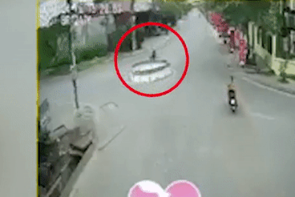 Vào cua lỗi, 2 người đi xe máy phi thẳng xuống rãnh nước