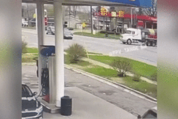 Phóng nhanh vượt đèn đỏ, nữ tài xế gặp tai nạn kinh hoàng