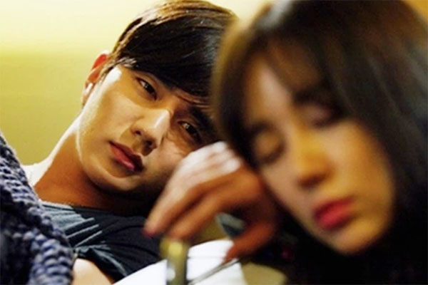 Cầm dây chuyền vàng mẹ chồng tặng đến tiệm vàng làm lắc chân cho con trai sắp sinh, chủ tiệm phán một câu khiến nàng dâu đỏ bừng mặt-3