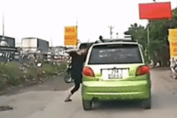 Thanh niên đấm liên tiếp vào mặt tài xế ôtô khiến nhiều người bức xúc