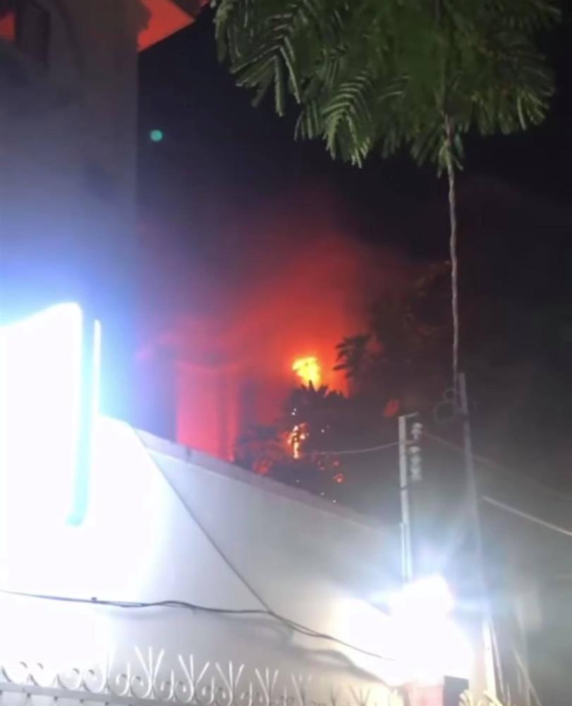 Thiếu gia Phillip Nguyễn được khen ngợi vì dũng cảm bê bình cứu hoả, xông vào dập đám cháy lớn ở gần nhà-3