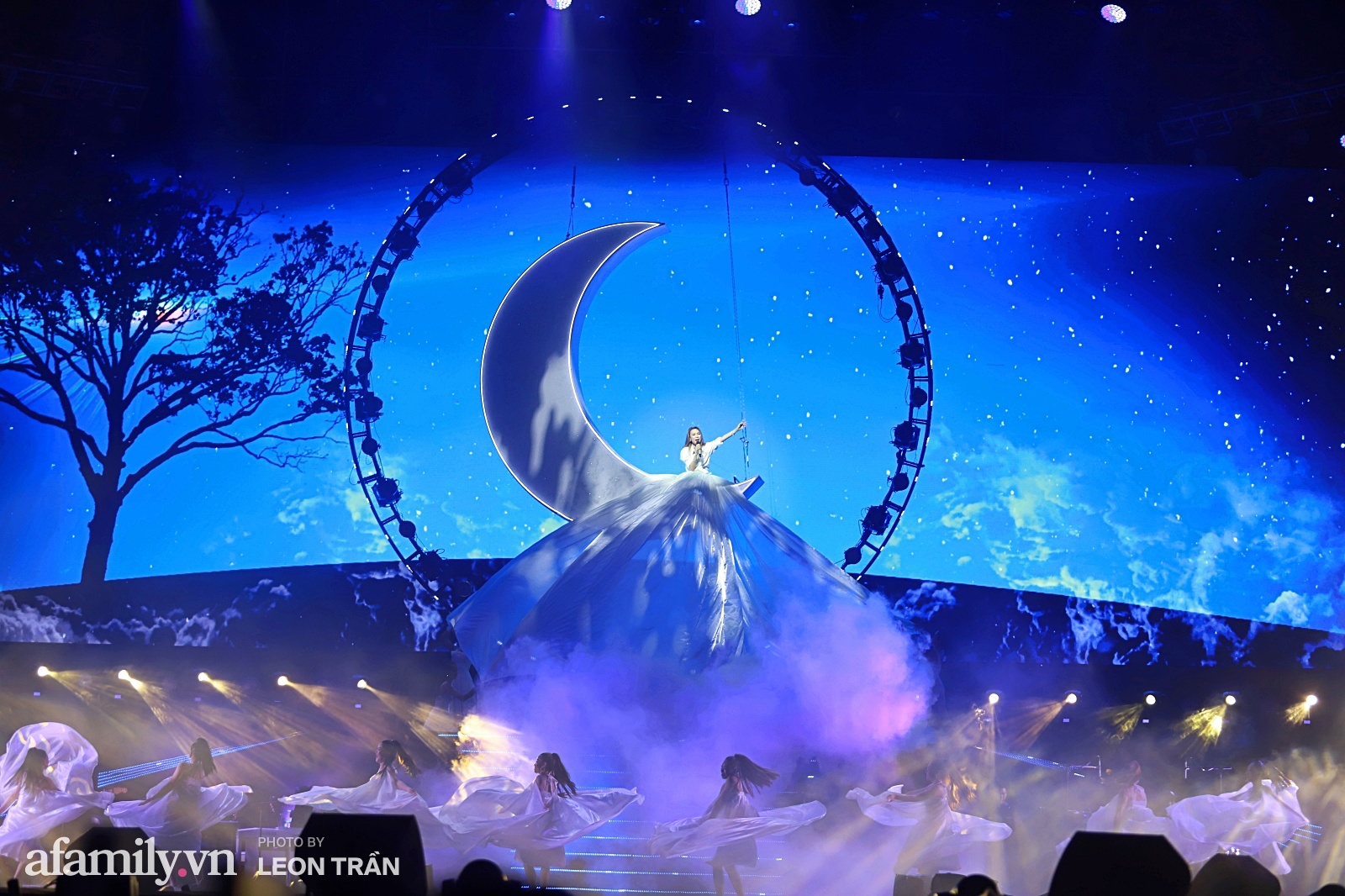 Trọn vẹn một Mỹ Tâm cùng khóc cười với khán giả trong đêm nhạc Tri Âm qua những hình ảnh đẹp-34